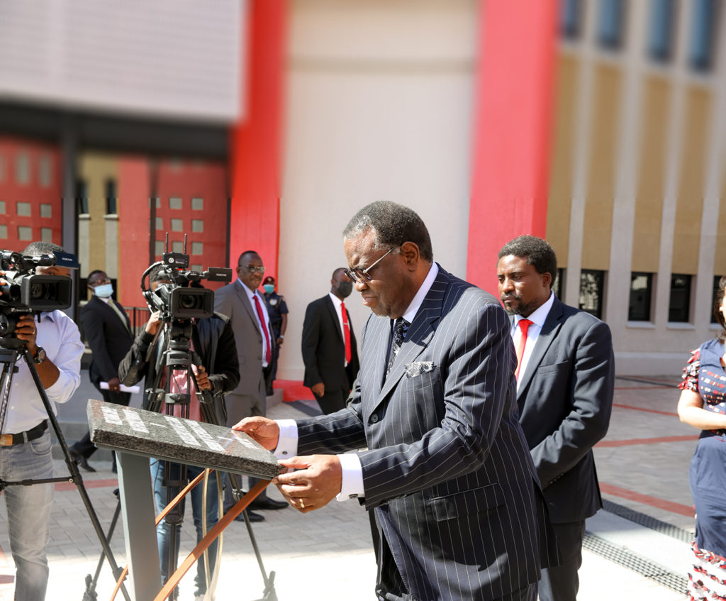 Hage Geingob - UNAM Forum Online